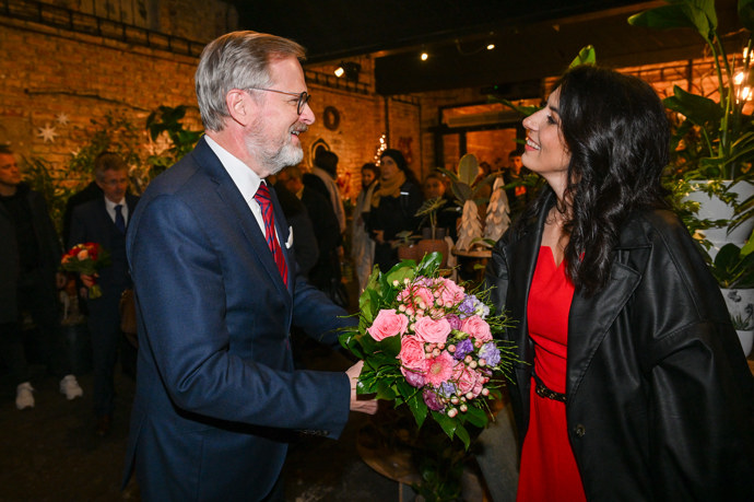 Petr Fiala se vítá s Markétou Pekarovou Adamovou.