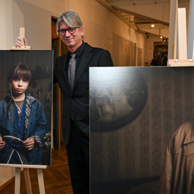 Jiří Strach s postavami z filmu Máma. 