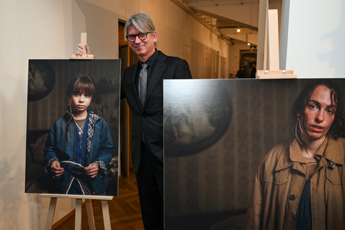 Jiří Strach s postavami z filmu Máma. 