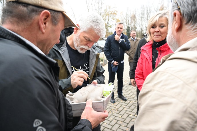 Prezident Petr Pavel se ochotně podepisoval.