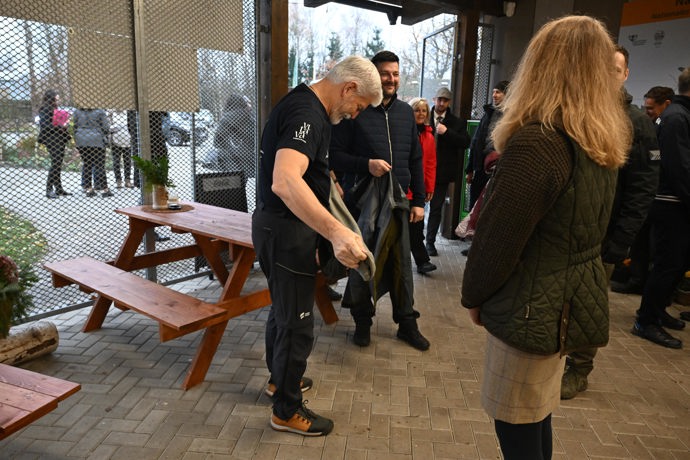 Prezident Petr Pavel se před procházkou převlékl do sportovního oblečení.