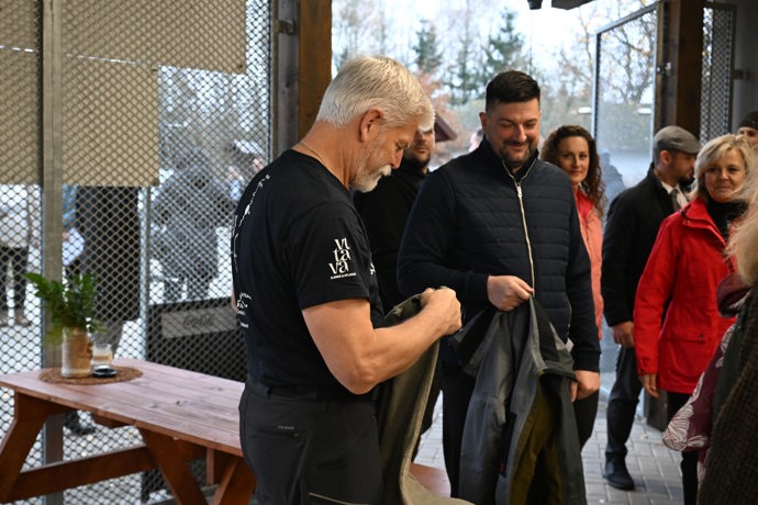 Prezident Petr Pavel ukázal svalnaté ruce.