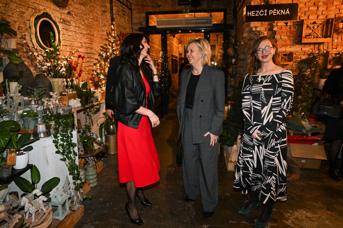 První dáma Eva Pavlová dorazila na křest knihy Markéty Pekarové Adamové.
