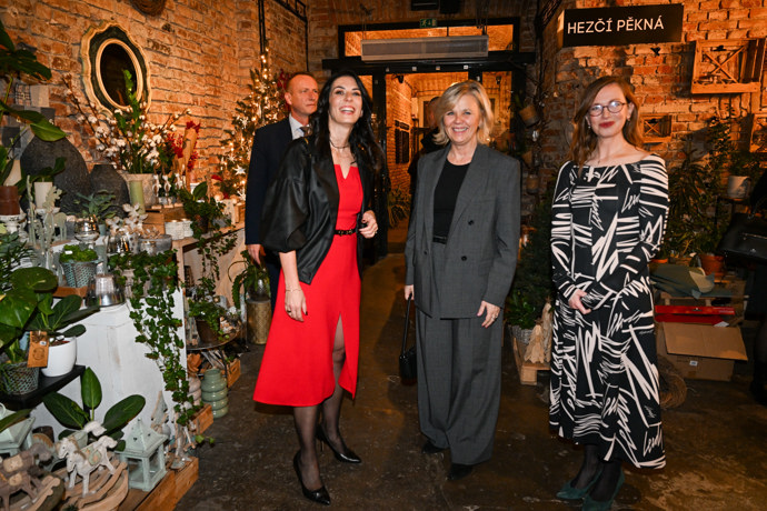 Pekarová Adamová slavnostně pokřtila svou knihu "Nejsem z cukru ani ze železa".