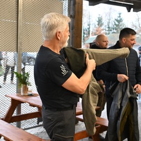 Prezident Petr Pavel se před procházkou převlékl do sportovního oblečení.