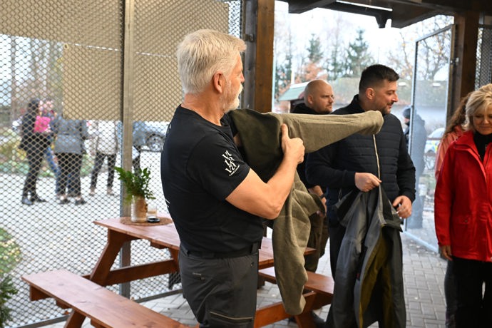 Prezident Petr Pavel se před procházkou převlékl do sportovního oblečení.