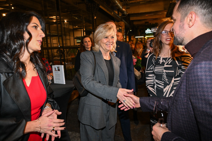 Eva Pavlová se vítá s Tomášem Pekarou.