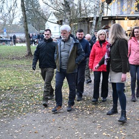 Petr Pavel a Eva Pavlová vyráží na procházku.