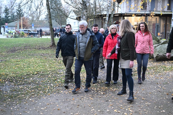 Petr Pavel a Eva Pavlová vyráží na procházku.