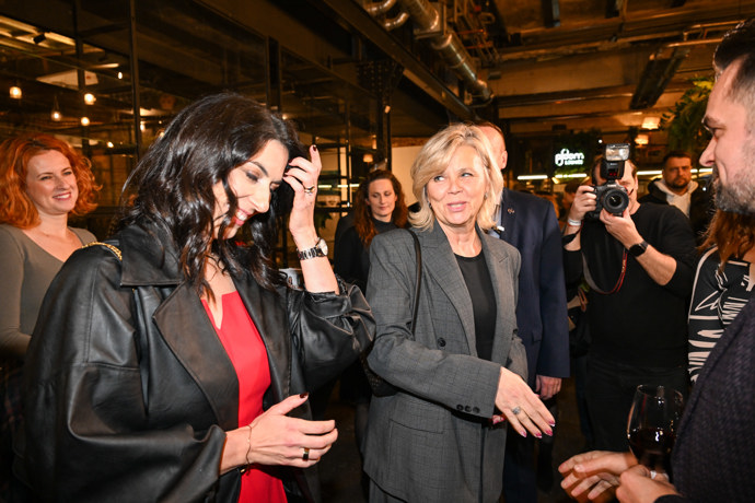 Eva Pavlová byla ve skvělé náladě a bavila se s hosty.