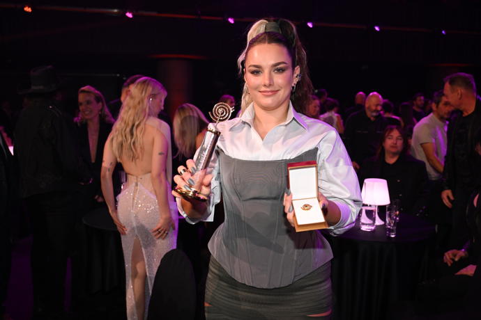 Farna se pochlubila novou soškou zlatého Slavíka. Ewa měla z triumfu radost. 