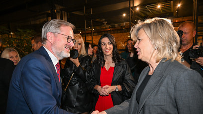 FOTO: Eva Pavlová se srdečně zdraví s premiérem Petrem Fialou.