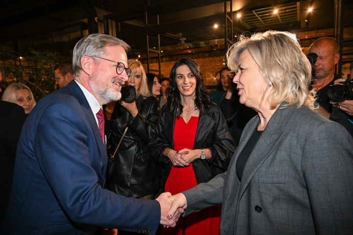 Eva Pavlová se srdečně zdraví s premiérem Petrem Fialou.