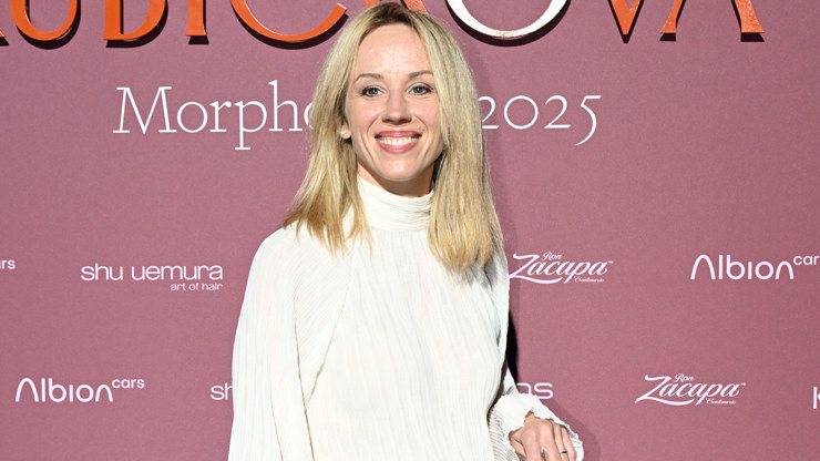 Vysmátá herečka Petra Hřebíčková.