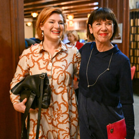 Andrea Bartošková po boku herečky Lenky Krobotové.
