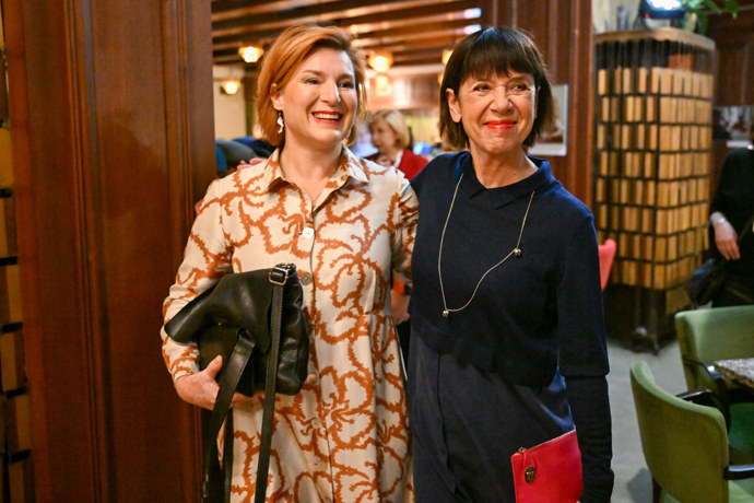 Andrea Bartošková po boku herečky Lenky Krobotové.
