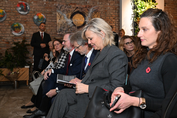 První dáma si se zájmem prohlíží novou knihu.