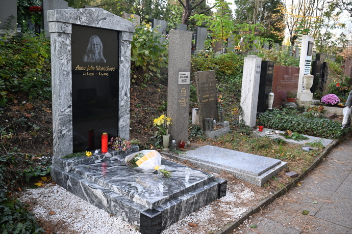 Pomníček Aničky Slováčkové nechal zbudovat její otec Felix Slováček.