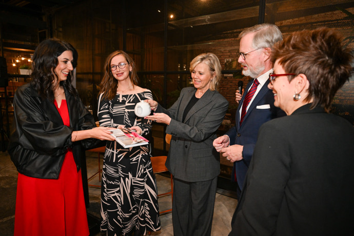 Eva Pavlová pokřtila knihu Pekarové Adamové.