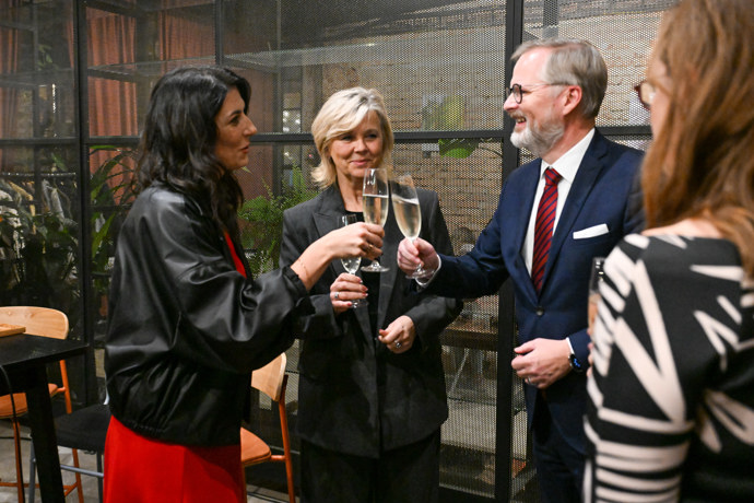 Hosté na večírku v dobré náladě.