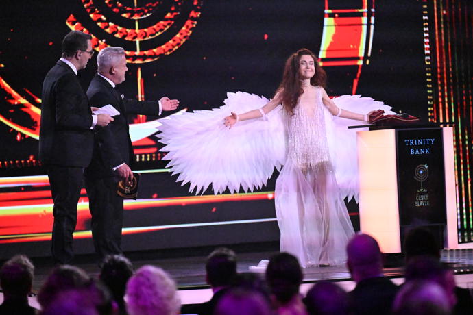 Eva Toulová se zjevila na pódiu jako holubice. 