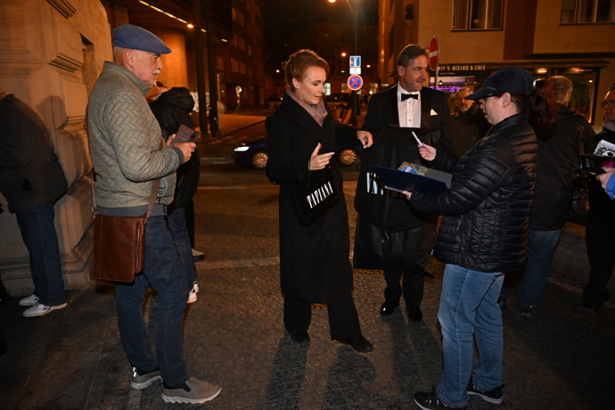 Barbora Munzarová rozdala před vstupem několik podpisů.