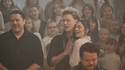 FOTO: Vojta Drahokoupil a Veronika Čermák Macková v objetí.