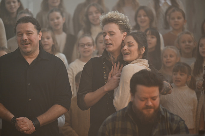 Vojta Drahokoupil a Veronika Čermák Macková v objetí.