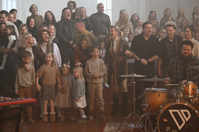 Ve videoklipu se objeví mnoho známých tváří.