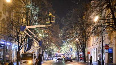 FOTO: Na Pařížské ulici už svítí světýlka.
