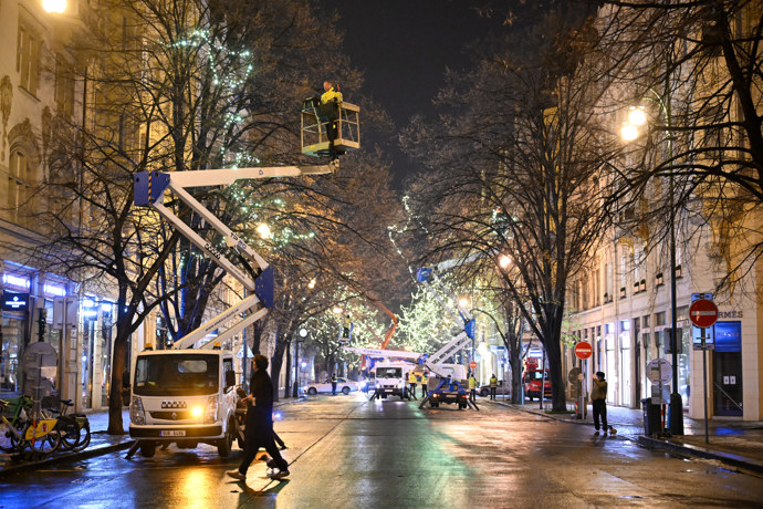 Na Pařížské ulici už svítí světýlka.
