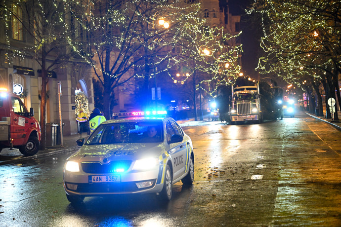 Na Pařížské ulici už svítí světýlka.