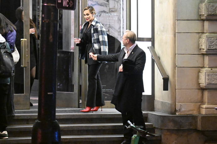 Černé sako a kalhoty doplnila Absolonová rudými střevíčky s uzavřenou špičkou. 