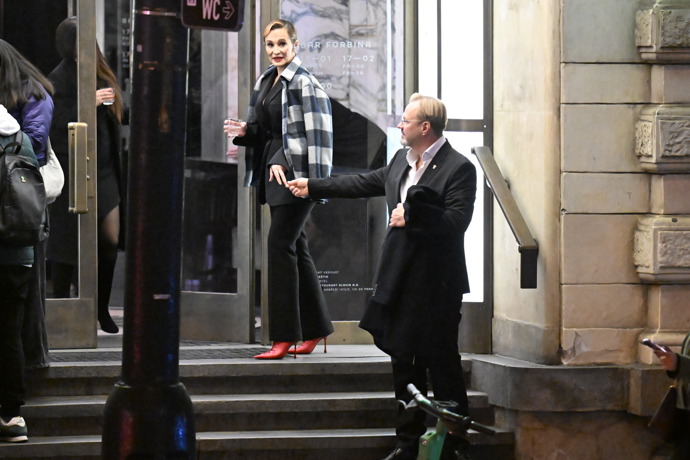 Zpěvačka a herečka Monika Absolonová si povídala na schodech.