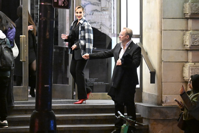 Přes něj ležérně oblékla kostkovaný kabátek. 