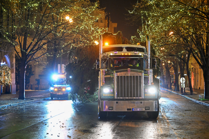 Na Pařížské ulici už svítí světýlka.