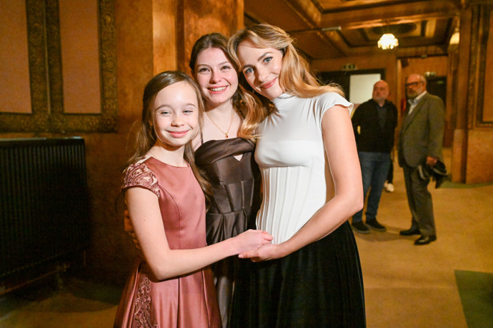 Tři hlavní herečky filmu Máma: Valentýna Bečková, Sophie Šporclová a Elizaveta Maximová. 