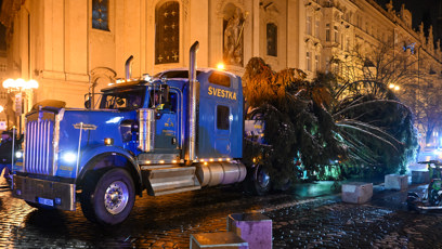 FOTO: Pracovníci přivážejí vánoční strom na Staroměstské náměstí.