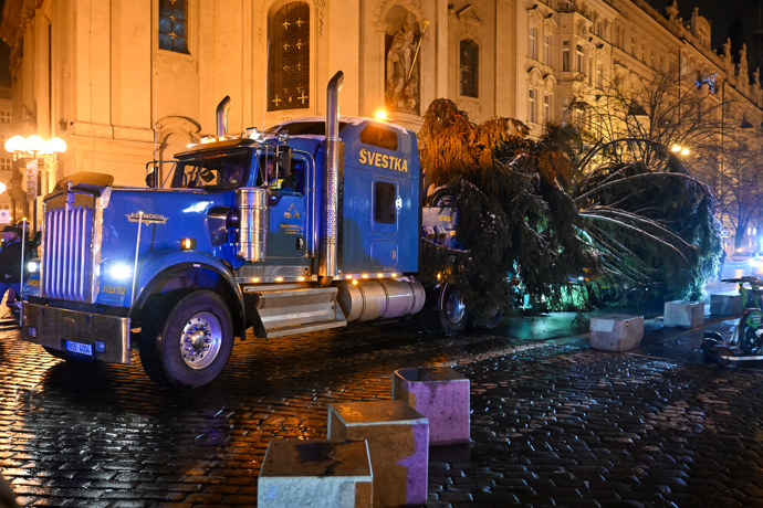 Pracovníci přivážejí vánoční strom na Staroměstské náměstí.