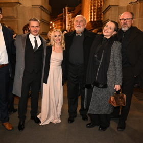 Před Národním divadlem se to plní umělci.