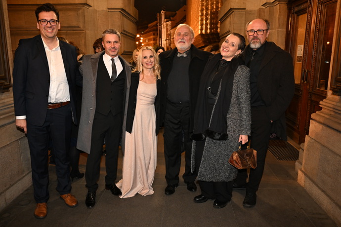 Před Národním divadlem se to plní umělci.