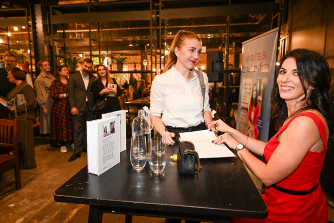 Markétě Pekarové Adamové to na křtu slušelo. 