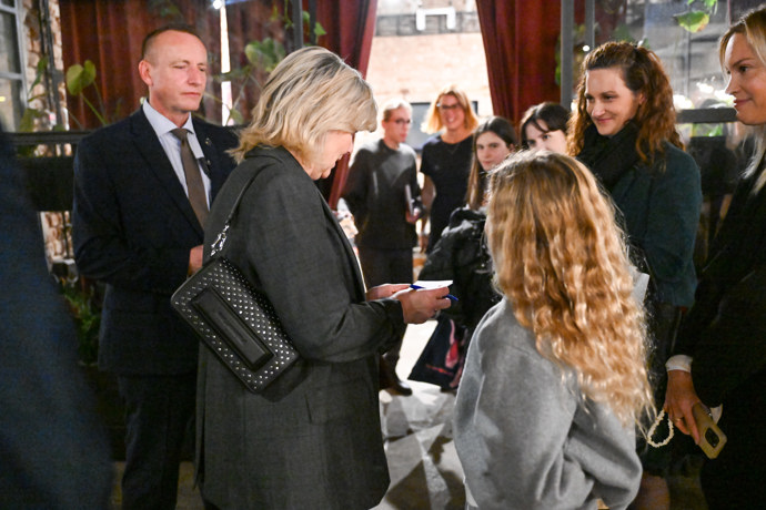 Eva Pavlová v doprovodu ochranky.