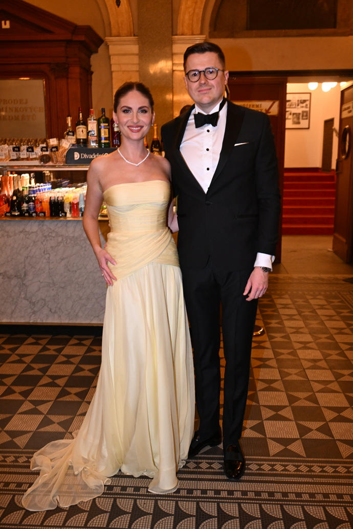 Národní divadlo, kde se předávají ceny Thálie se pomalu plní hosty.