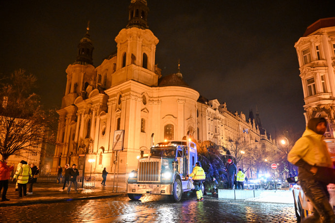 Pracovníci přivážejí vánoční strom na Staroměstské náměstí.
