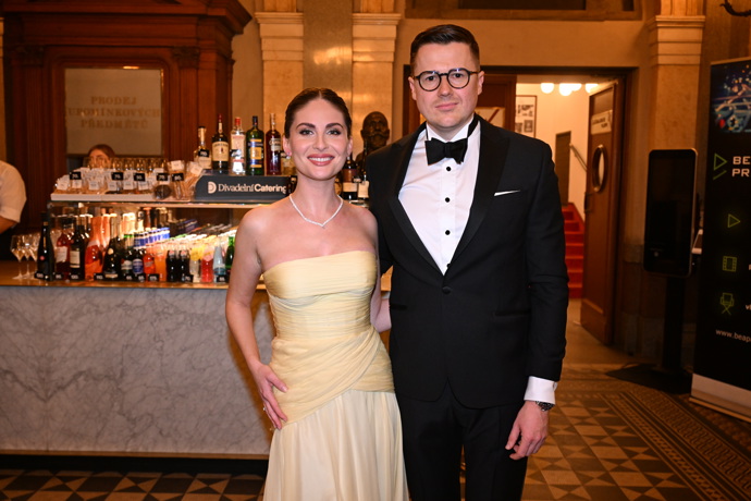 Národní divadlo, kde se předávají Ceny Thálie, se pomalu plní hosty.