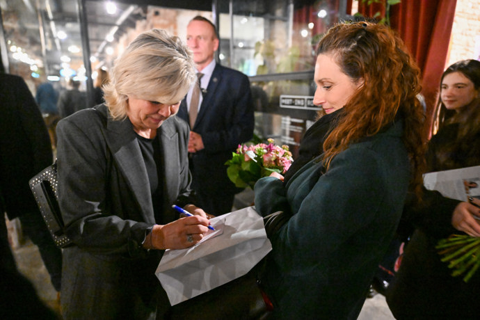 Eva Pavlová rozdávala na křtu autogramy.