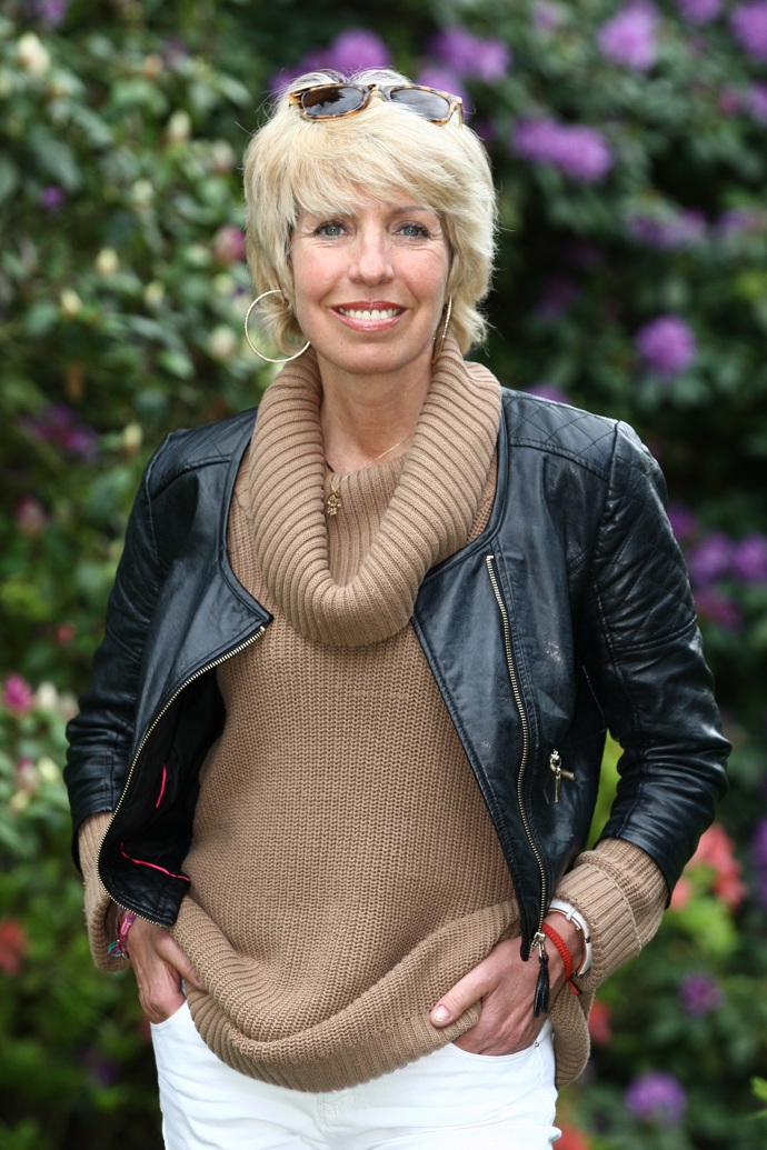 Ve svých krátkých vlasech nosí s oblibou sluneční brýle. 