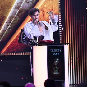 Renne Dang se stal objevem roku a to po deseti letech své aktivní kariéry. Finanční výhru se pak rozhodl věnovat charitativním účelům. 