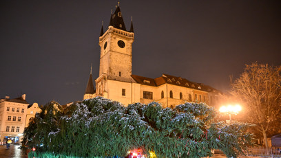FOTO: Pracovníci přivážejí vánoční strom na Staroměstské náměstí.